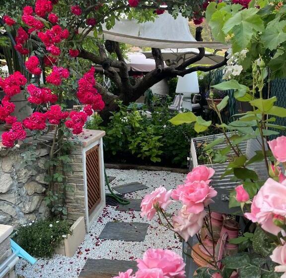 غرفة عائلية مطلّة علي الحديقة, Lou Pantai