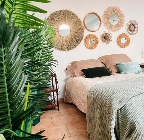 غرفة عائلية مطلّة علي الحديقة, Lou Pantai