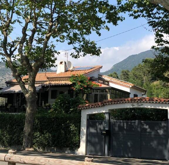 דירת חדר דלוקס, Lou Pantai