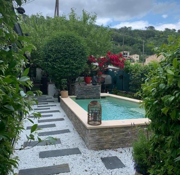 דירת חדר דלוקס, Lou Pantai