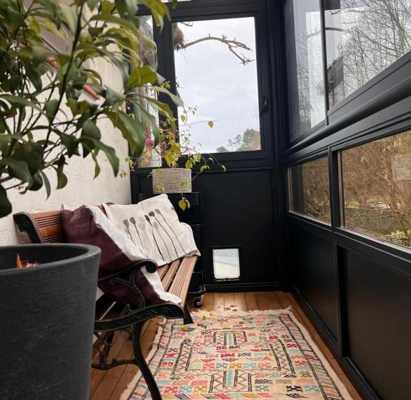 דירת חדר דלוקס, Lou Pantai