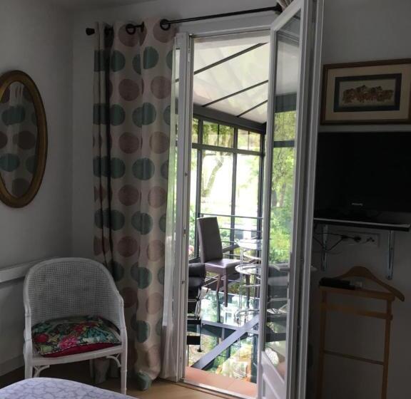 דירת חדר דלוקס, Lou Pantai