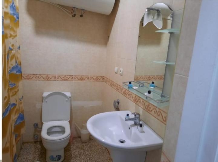 اتاق استاندارد چهارنفره با سرویس بهداشتی مشترک, Shah Hostel