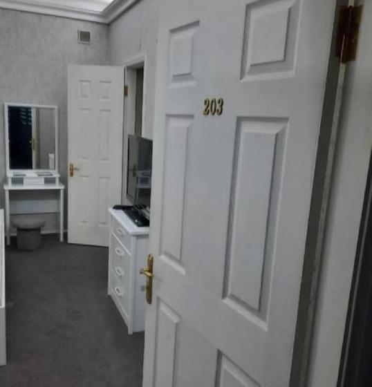 اتاق استاندارد چهارنفره با سرویس بهداشتی مشترک, Shah Hostel