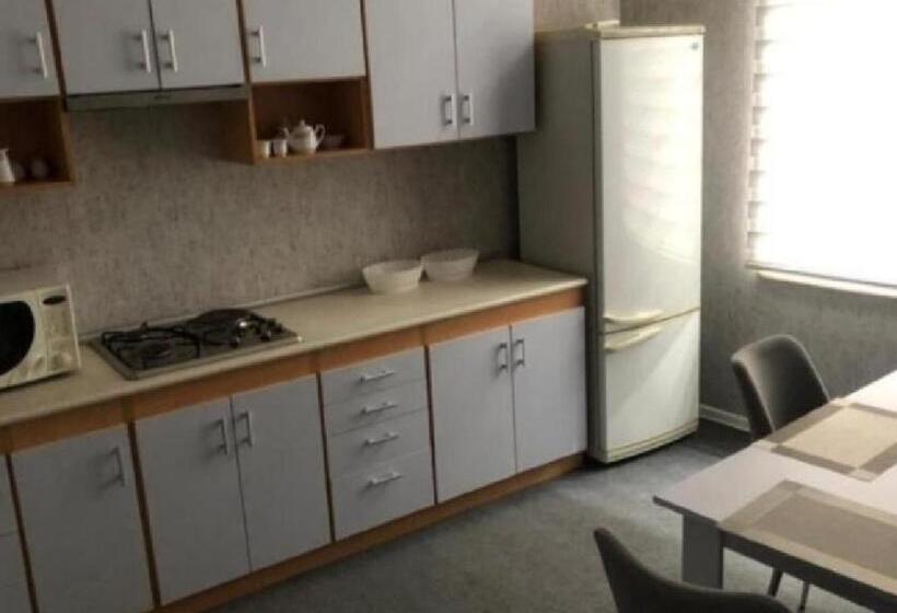 חדר סטנדרטי לארבעה עם חדר אמבטיה משותף, Shah Hostel