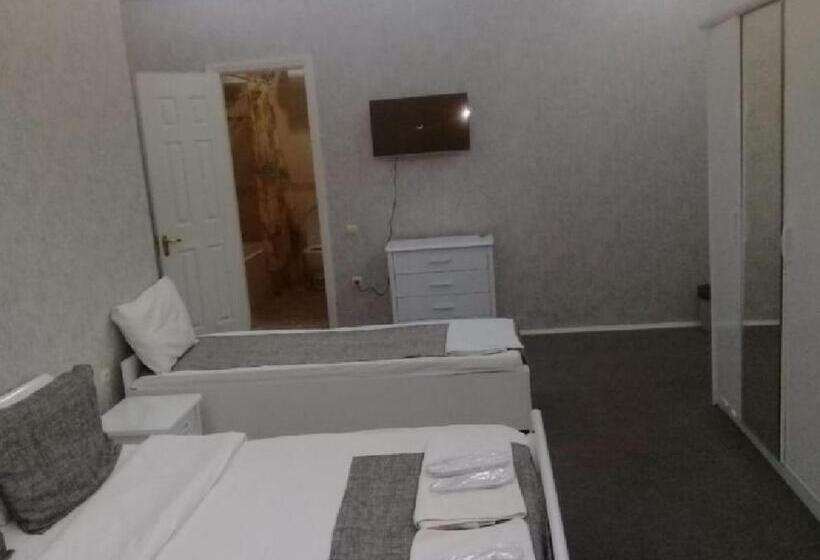 חדר סטנדרטי לארבעה עם חדר אמבטיה משותף, Shah Hostel