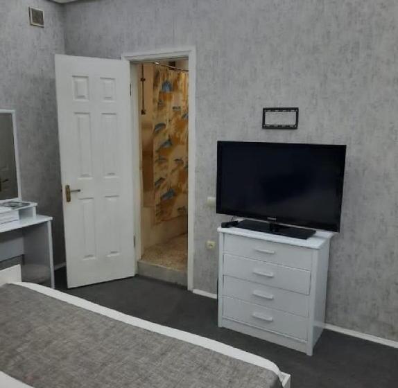 اتاق استاندارد چهارنفره با سرویس بهداشتی مشترک, Shah Hostel