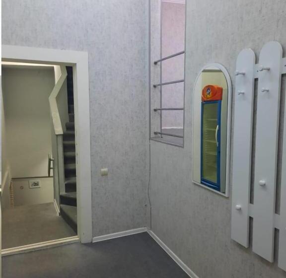 חדר משפחתי, Shah Hostel