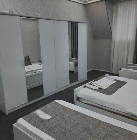 اتاق استاندارد چهارنفره با سرویس بهداشتی مشترک, Shah Hostel