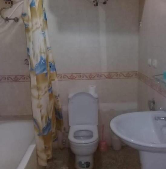 חדר סטנדרטי לארבעה עם חדר אמבטיה משותף, Shah Hostel