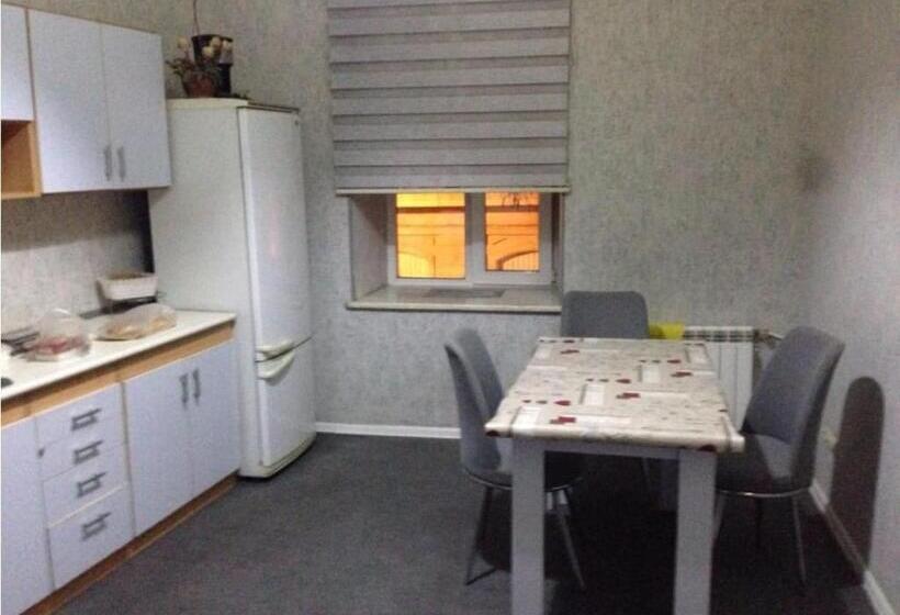 اتاق استاندارد چهارنفره با سرویس بهداشتی مشترک, Shah Hostel