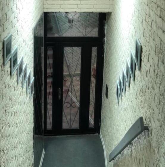 اتاق خانوادگی, Shah Hostel