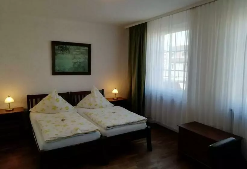اتاق استاندارد چهار تخته, Isenburger Hof