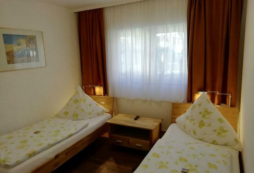 اتاق استاندارد سه نفره, Isenburger Hof