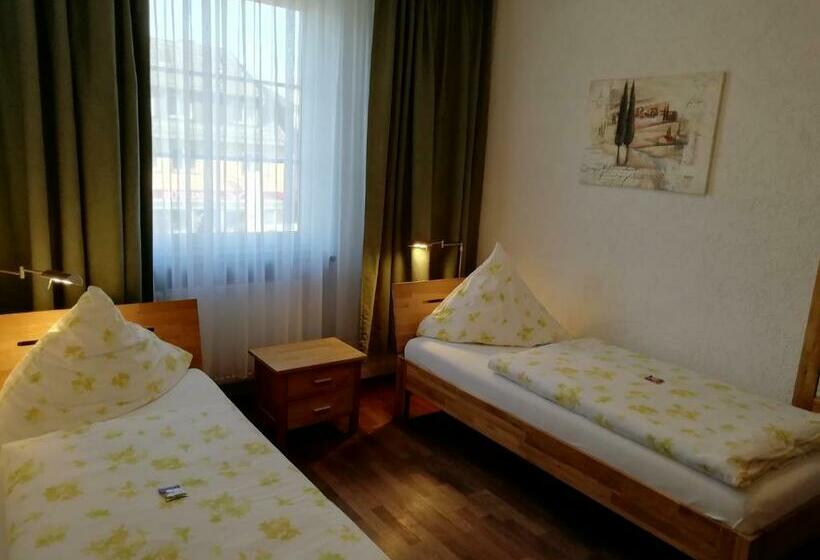 اتاق استاندارد چهار تخته, Isenburger Hof