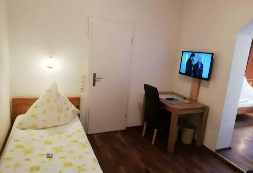 اتاق استاندارد سه نفره, Isenburger Hof