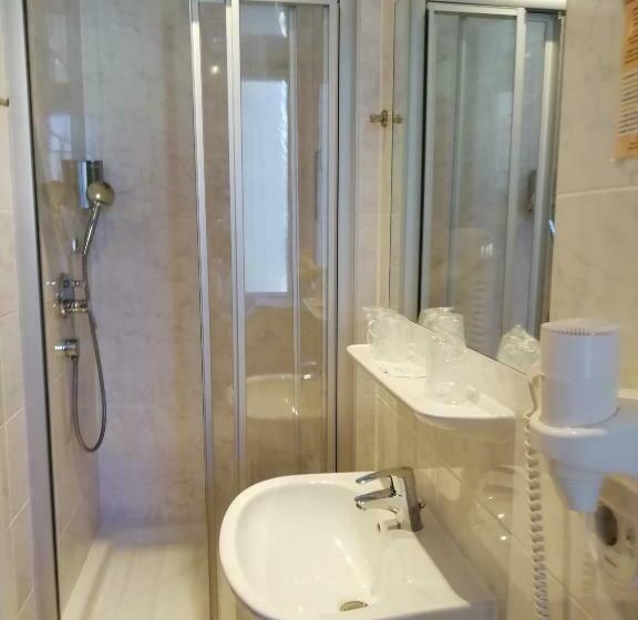 اتاق استاندارد سه نفره, Isenburger Hof