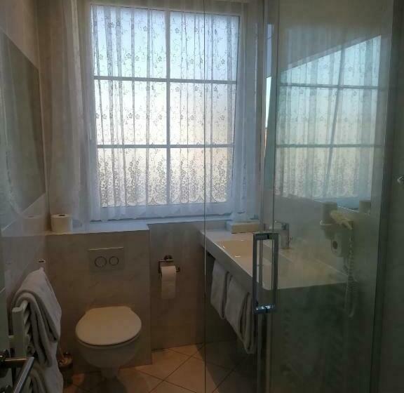 اتاق استاندارد چهار تخته, Isenburger Hof