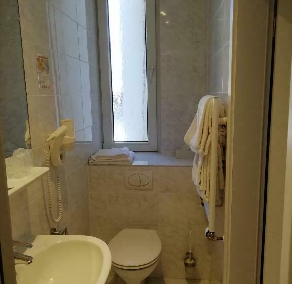 اتاق استاندارد سه نفره, Isenburger Hof