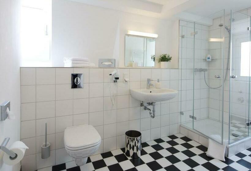 Номер Стандарт, Karolinger Hof