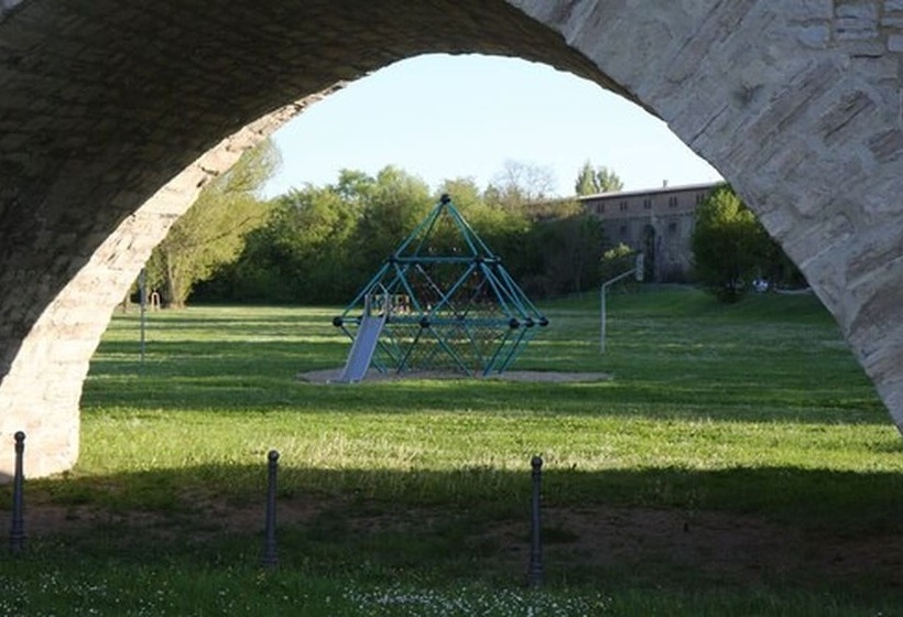 标准工作室, Sl Otel Budget