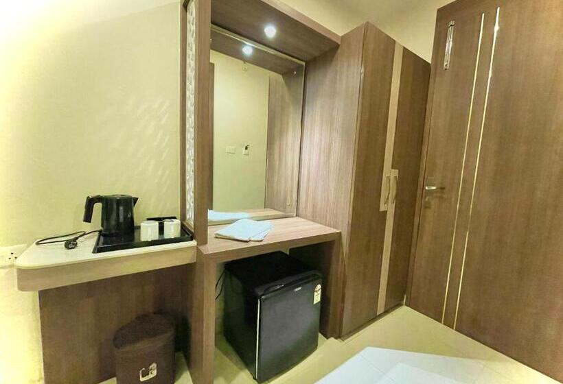 Номер Deluxe с Балконом, Kuber Palace ! Puri Near Sea Beach And Temple Fully Air Conditioned Hotel With Lift And Parking Faci