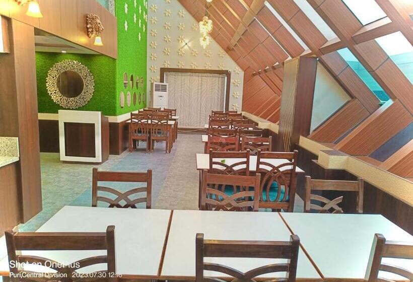 غرفة ديلوكس مزودة بشرفة, Kuber Palace ! Puri Near Sea Beach And Temple Fully Air Conditioned Hotel With Lift And Parking Faci