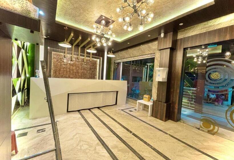 Номер Deluxe с Балконом, Kuber Palace ! Puri Near Sea Beach And Temple Fully Air Conditioned Hotel With Lift And Parking Faci