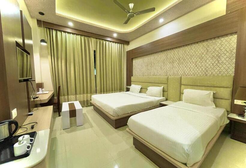 Quarto Triplo Deluxe, Kuber Palace ! Puri Near Sea Beach And Temple Fully Air Conditioned Hotel With Lift And Parking Faci