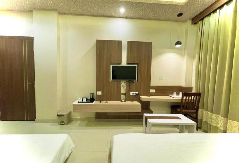 Трехместный Номер Deluxe, Kuber Palace ! Puri Near Sea Beach And Temple Fully Air Conditioned Hotel With Lift And Parking Faci