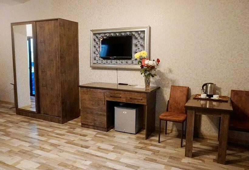 اتاق استاندارد سه نفره, Nur Naftalan