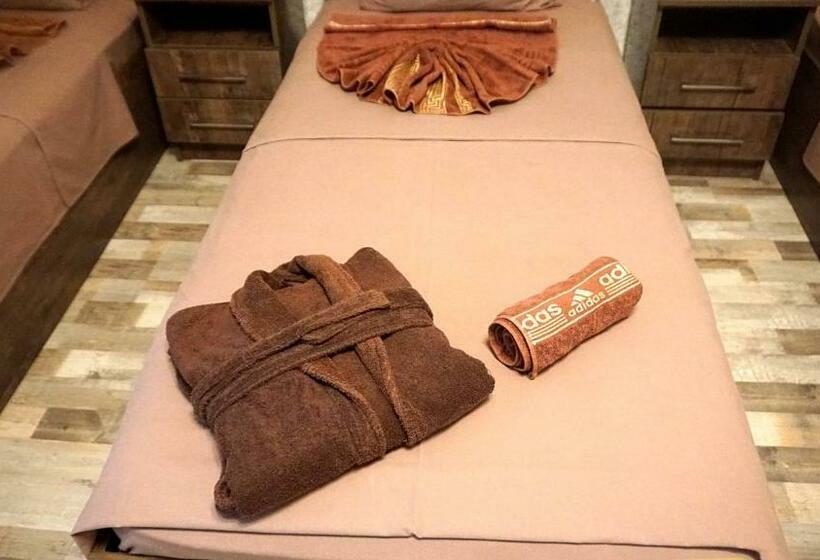 اتاق استاندارد سه نفره, Nur Naftalan