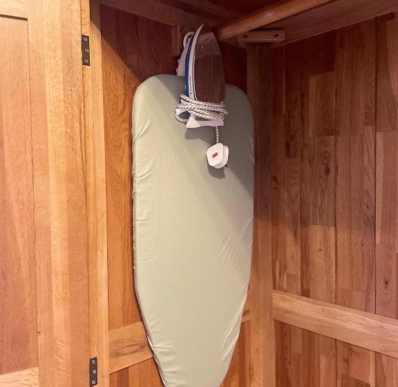 اتاق خانوادگی, The Cottage Inn