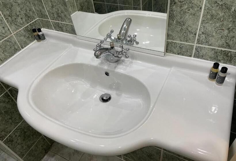 اتاق خانوادگی, The Cottage Inn