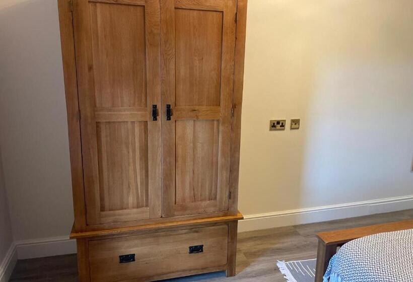 اتاق استاندارد, The Cottage Inn