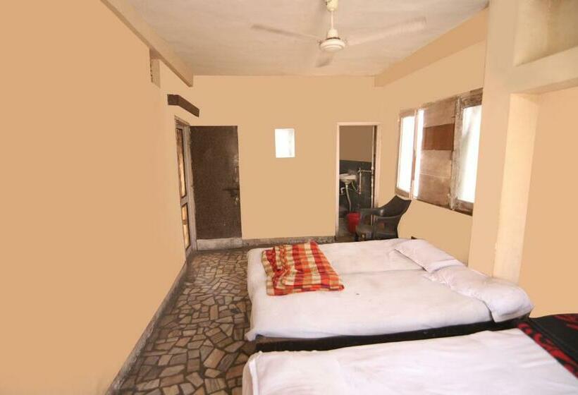 标准三人间, Raj Guest House