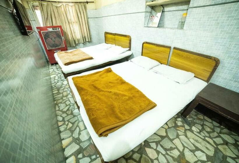 标准三人间, Raj Guest House