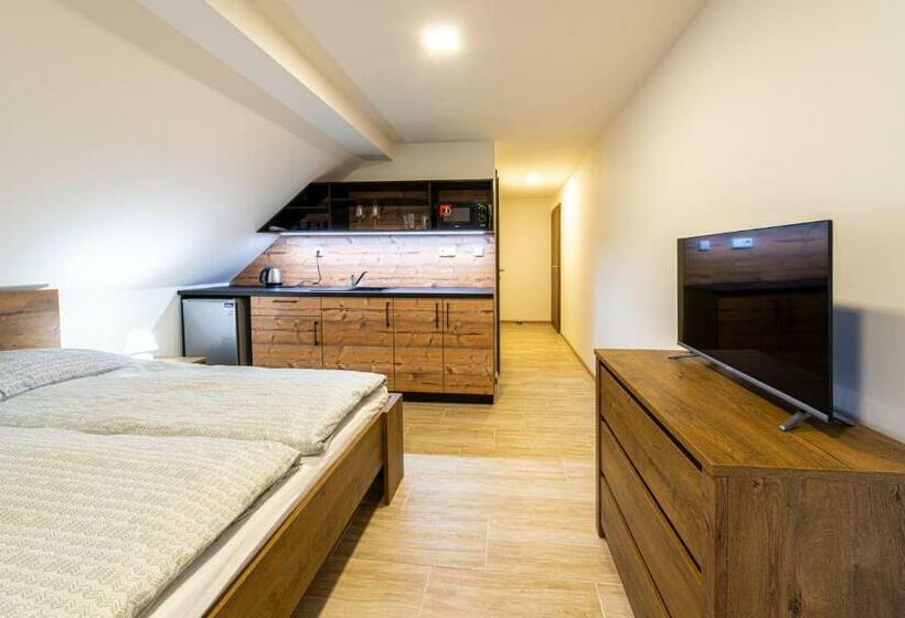 חדר סטנדרט לשלושה, Rosakvět