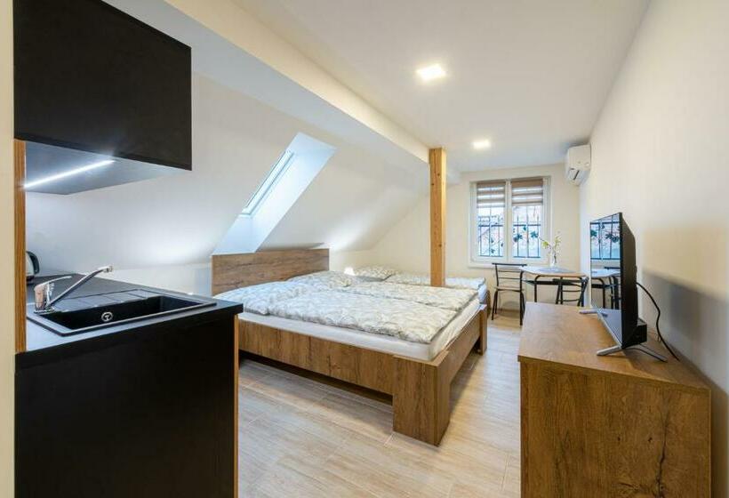 חדר סטנדרט לשלושה, Rosakvět