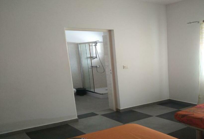 اتاق استاندارد سه نفره, Kolina D´sol