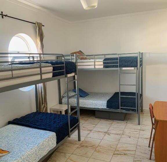 Номер Стандарт Четырехместный Совместный Санузел, Wakeup Triplex House