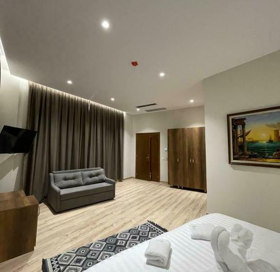 琮城市景观的豪华间, Kroi Near Castle Entrance Castle And Town View