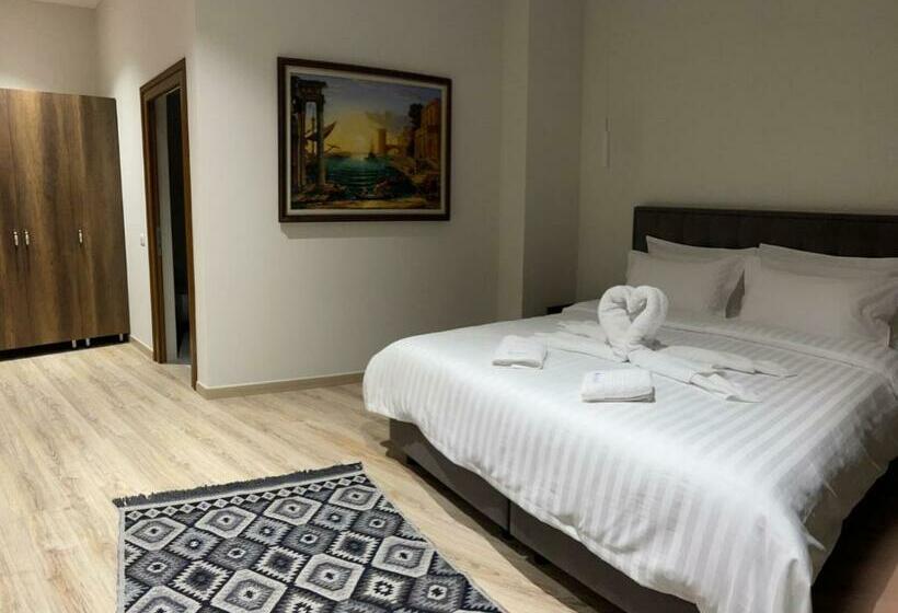 琮城市景观的豪华间, Kroi Near Castle Entrance Castle And Town View