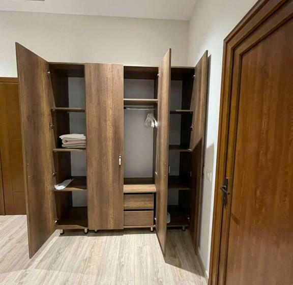 琮城市景观的豪华间, Kroi Near Castle Entrance Castle And Town View