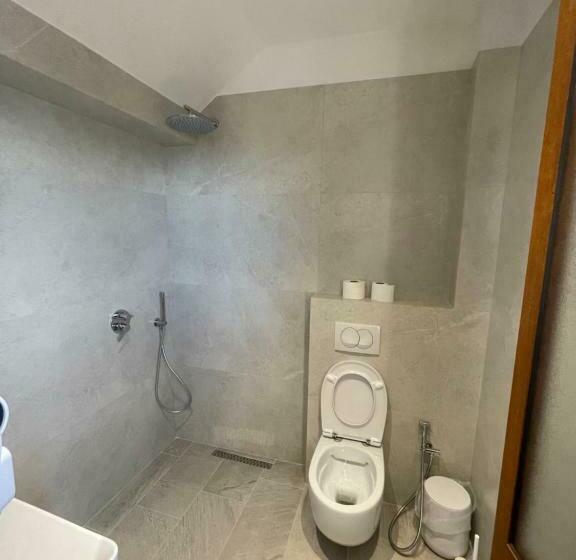 غرفة ديلوكس عائلية, Kroi Near Castle Entrance Castle And Town View