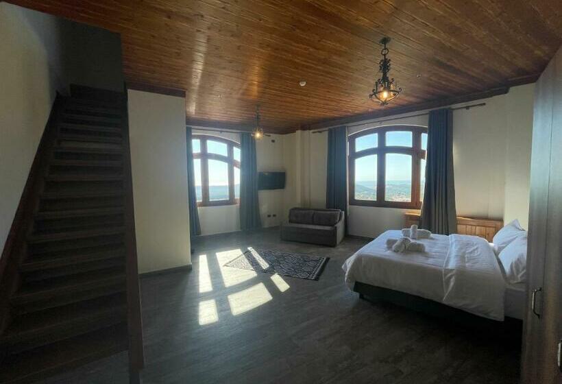 غرفة ديلوكس عائلية, Kroi Near Castle Entrance Castle And Town View