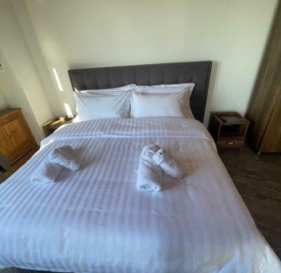 غرفة ديلوكس عائلية, Kroi Near Castle Entrance Castle And Town View