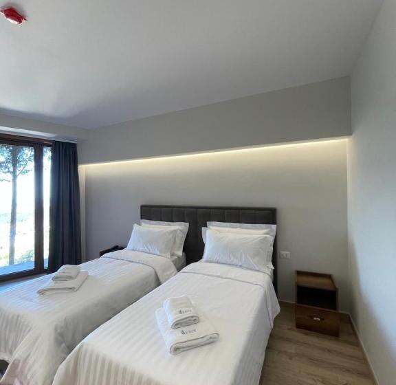 غرفة قياسية مزوَّدة بشُرفة, Kroi Near Castle Entrance Castle And Town View