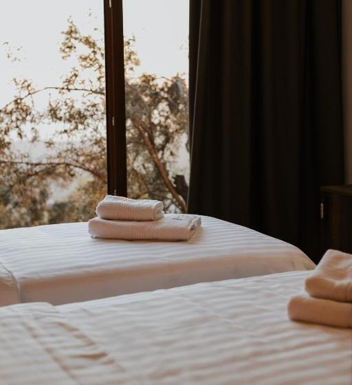 غرفة قياسية مزوَّدة بشُرفة, Kroi Near Castle Entrance Castle And Town View