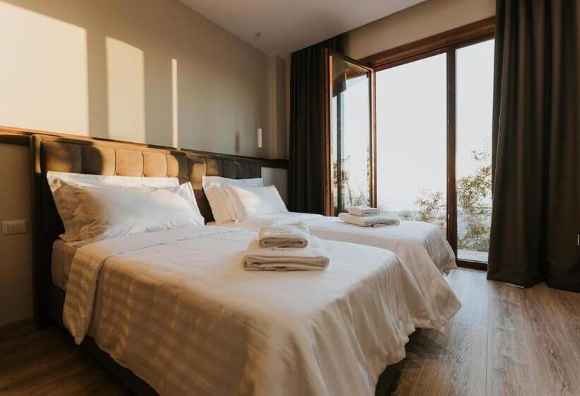 标准间带阳台, Kroi Near Castle Entrance Castle And Town View